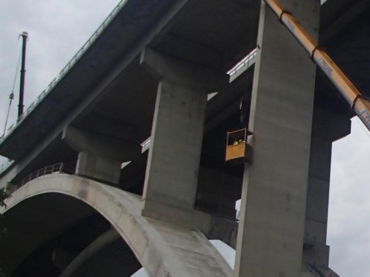 Photo: Grünhübl bridge: view of the bridge arch from a worm’s-eye view; a telescopic crane is removing elements