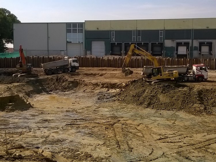 Photo: Contaminated site N68: Excavators and lorries during removal work at the site in question