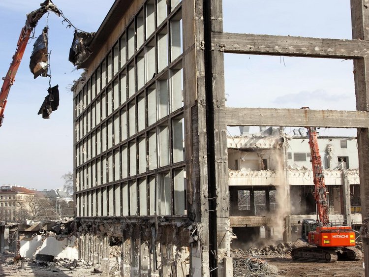 Photo: Demolition of Suedbahnhof Station, Vienna: Cranes successively removing the building’s skeleton 