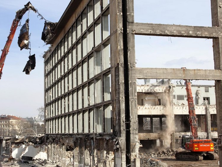 Foto: Südbahnhof Wien: Kräne bauen sukzessive Gebäudeskelett ab