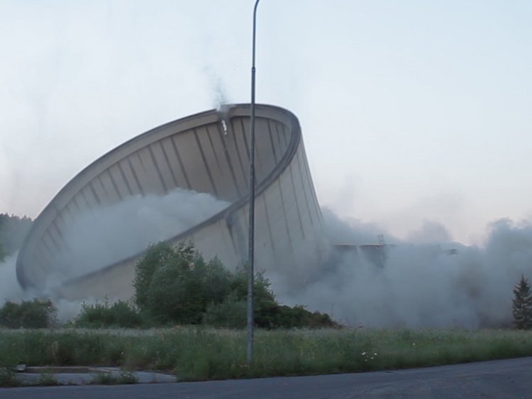 Photo: Demolition of the power station Voitsberg: The cooling tower collapses after being torn down.