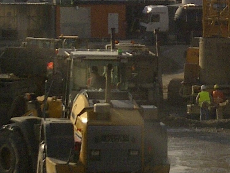 Photo: Remediation of contaminated site T5 Rum roofing felt factory: Excavator on the premises of the former roofing felt factory