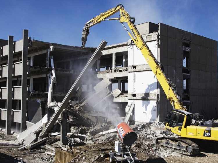 Foto: Abbruch Forschungszentrum Novartis: Das entkernte und gereinigte Gebäude wird mithilfe eines Krans abgebrochen.