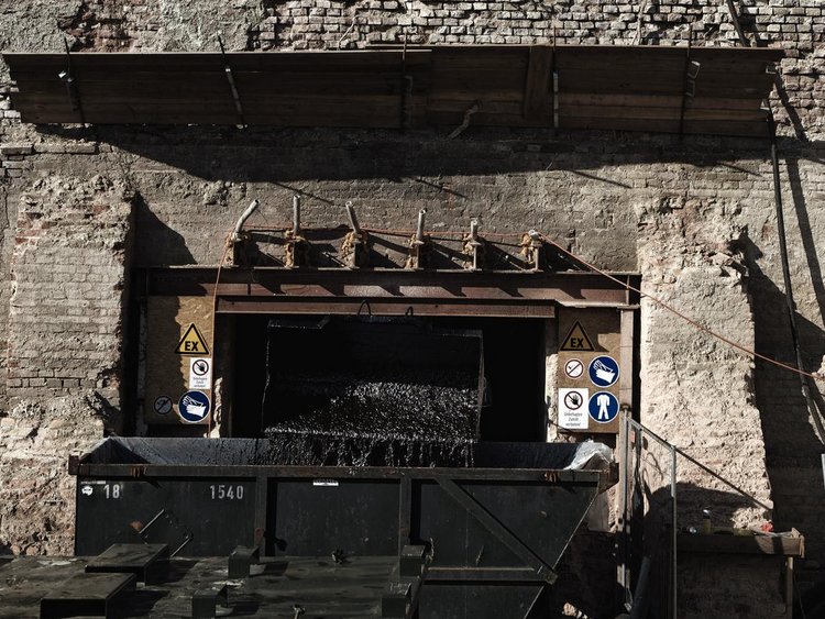 Photo: Sanitation of waste deposits in Gasworks Simmering Wall opening of the intact cistern
